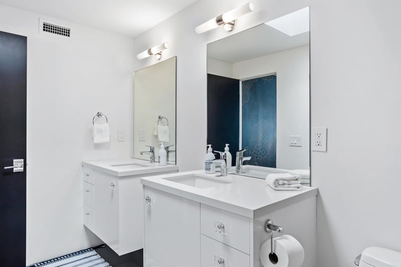 Ensuite bath with two vanities