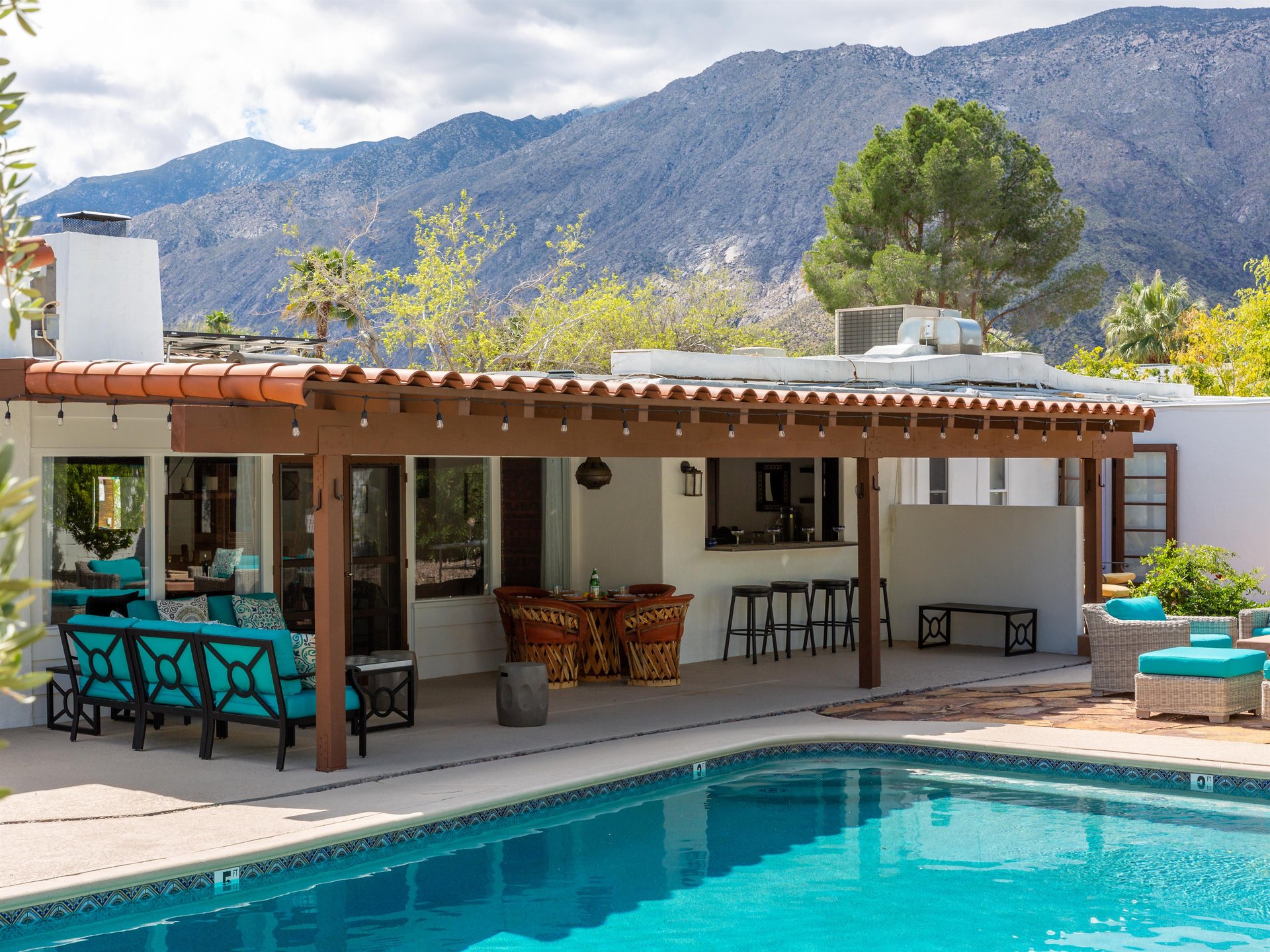 Easily transition from sun to shade in this outdoor living space
