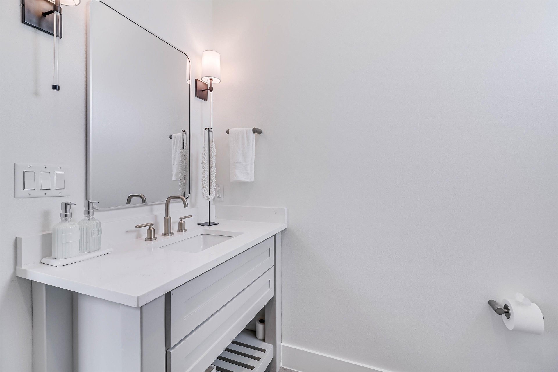 Queen Bathroom, 2nd Floor