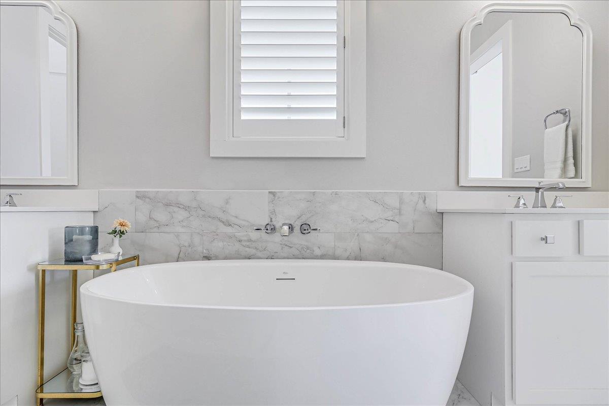 Primary King Bathroom, 1st Floor