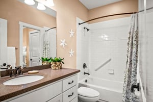 First King Bathroom, 1st Floor