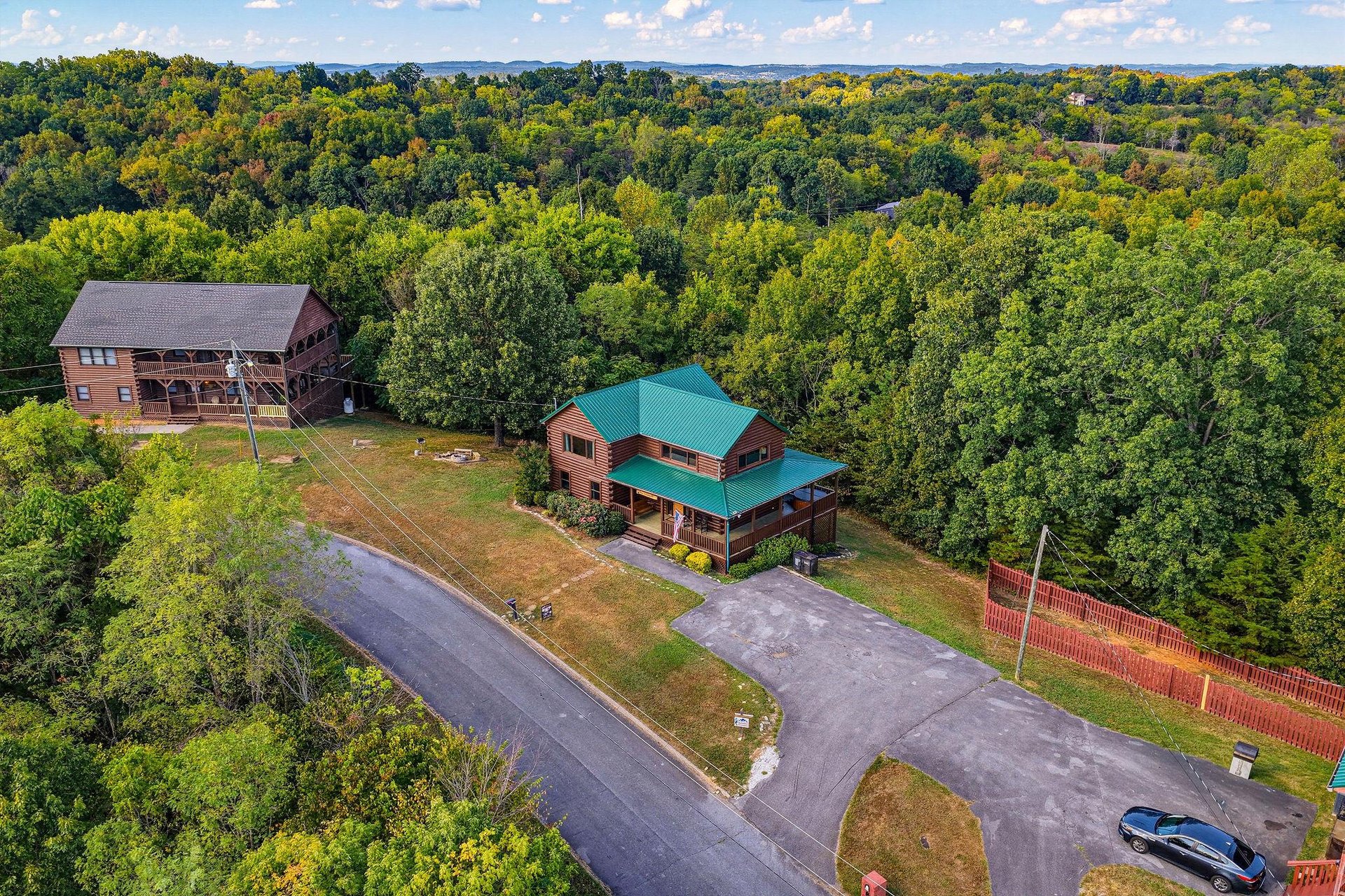 Nestled in a peaceful wooded area with expansive mountain views, these charming cabins offer private parking and easy access to natural surroundings.