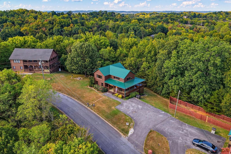 Nestled in a peaceful wooded area with expansive mountain views, these charming cabins offer private parking and easy access to natural surroundings.