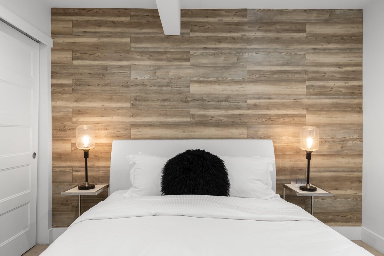 Queen size bed.
