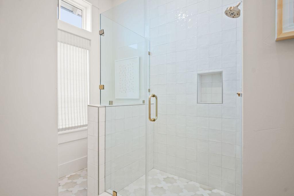 Queen Bathroom, 3rd Floor