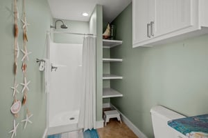 Queen Bathroom, 3rd Floor