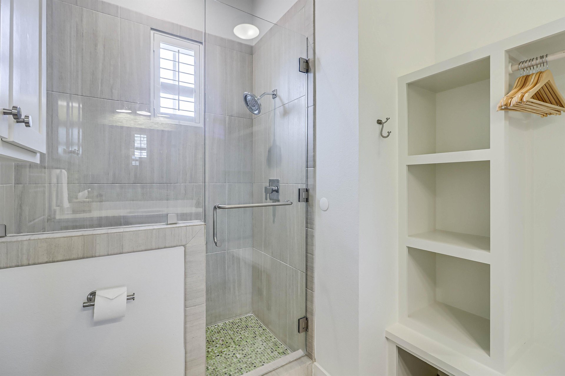 Queen Bathroom, 1st Floor