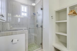 Queen Bathroom, 1st Floor