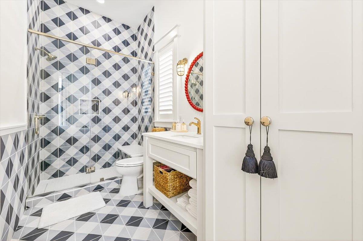 1st King Bathroom, 1st Floor