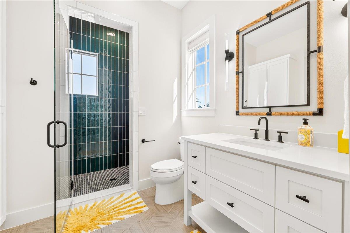 1st King Bathroom, 1st Floor