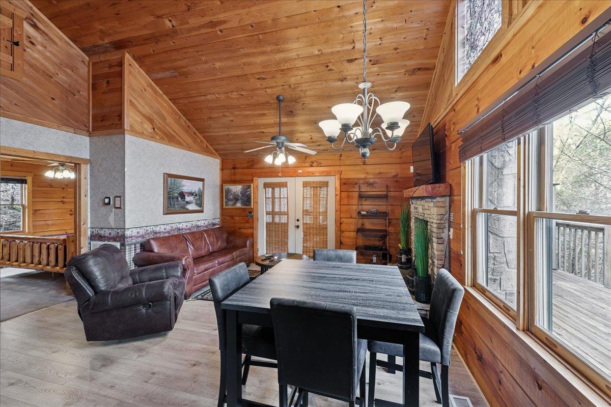 14Dining Room