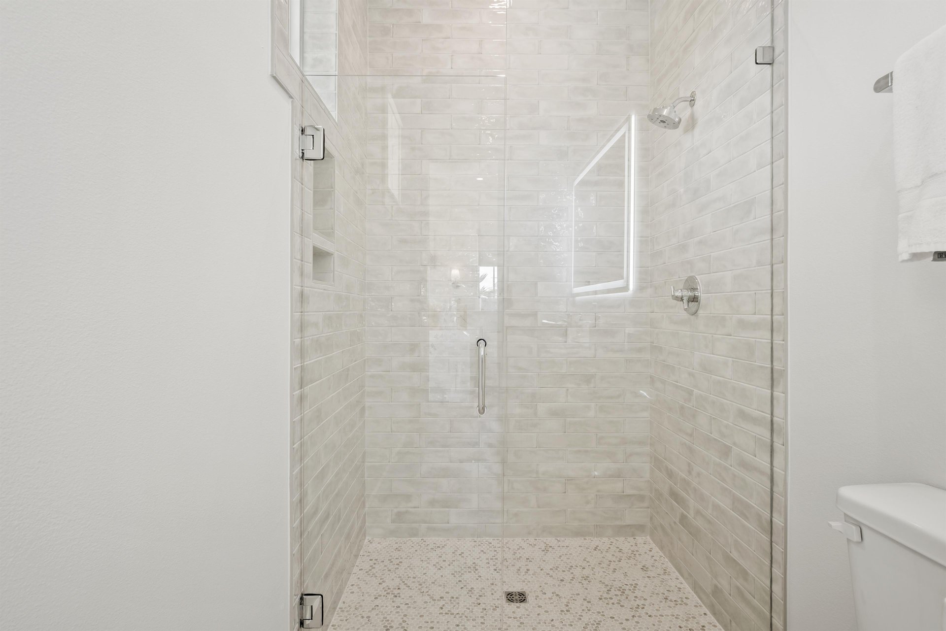 King Bathroom, 1st Floor