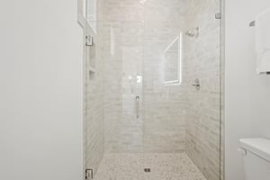 King Bathroom, 1st Floor