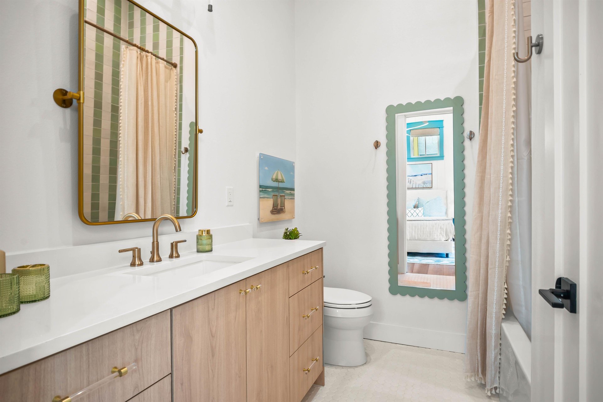 1st King Bathroom, 1st Floor