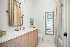 1st King Bathroom, 1st Floor