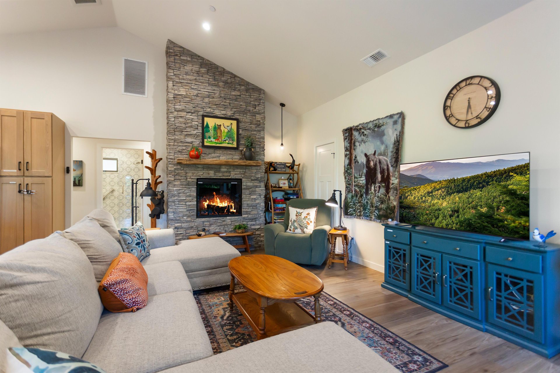 Flatscreen smart TV, heat and glo fireplace, vaulted ceiling.