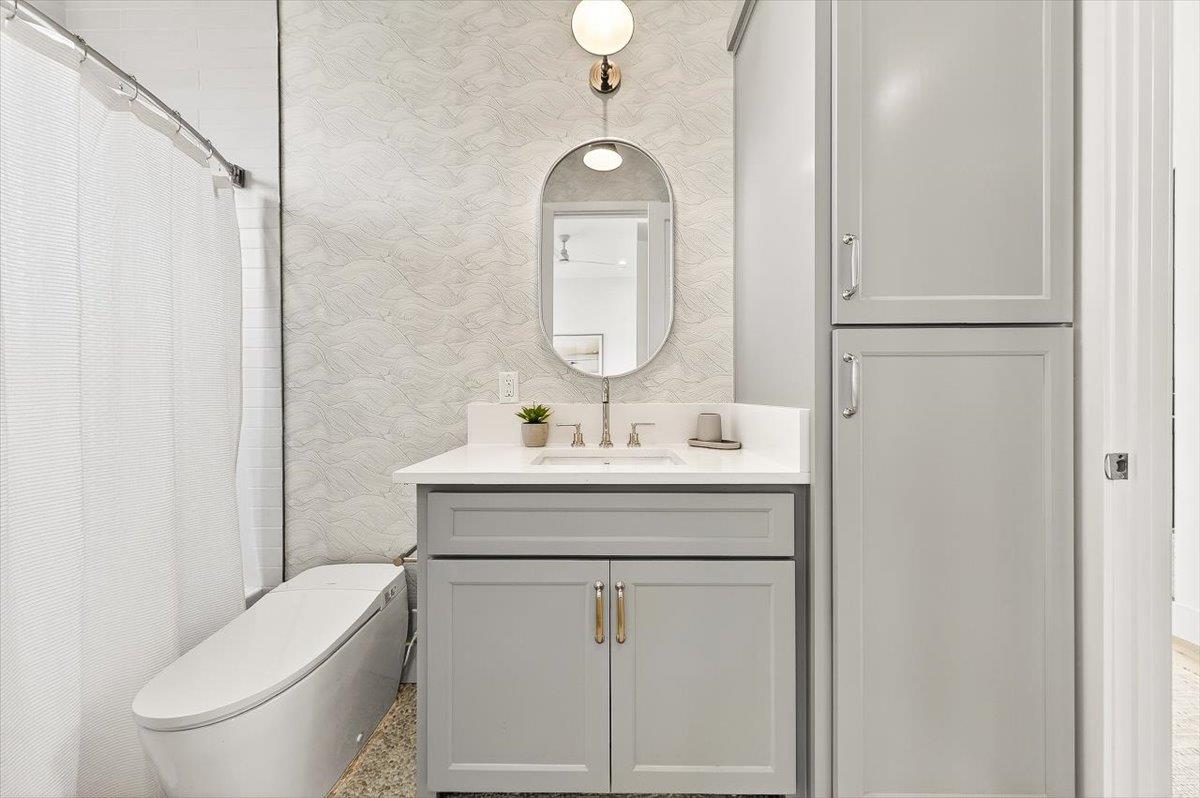 Queen BedroomHall Bathroom, 1st Floor