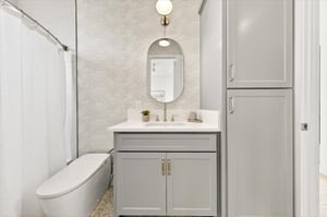 Queen BedroomHall Bathroom, 1st Floor