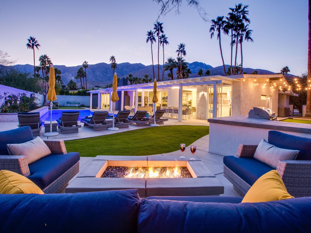 Outdoor Lounge with Fire Feauture