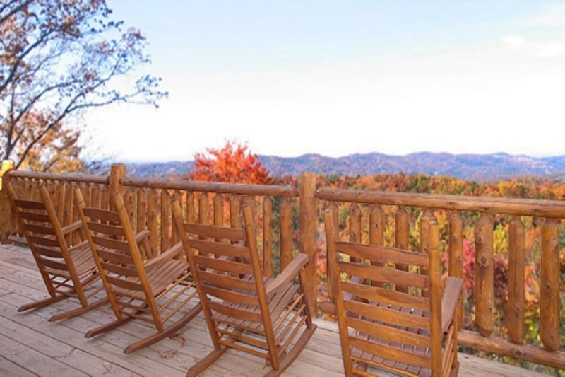 moosemountainlodgeupperleveldeckwithrockingchairs600x400  Copy