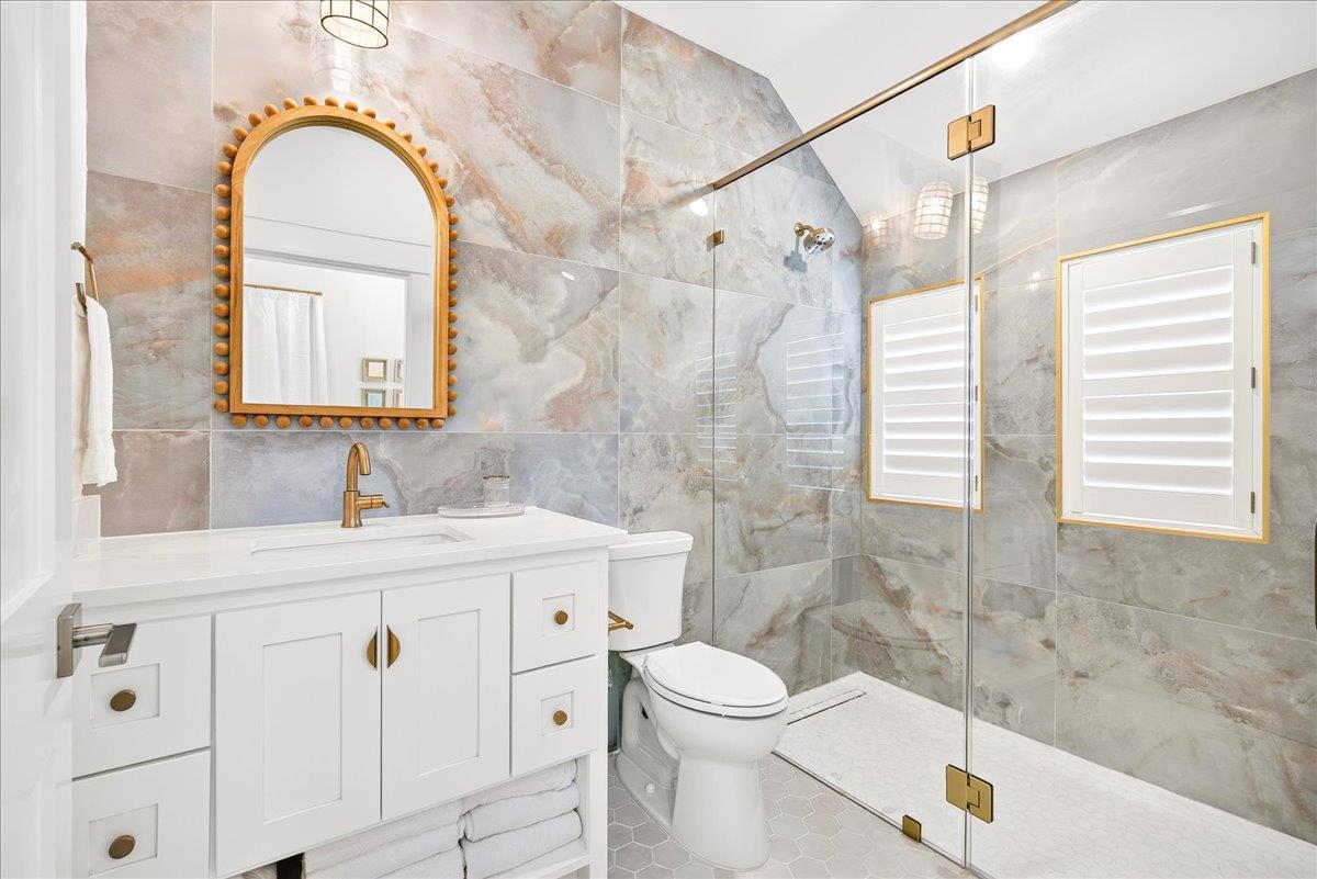 2nd King Bathroom, 2nd Floor