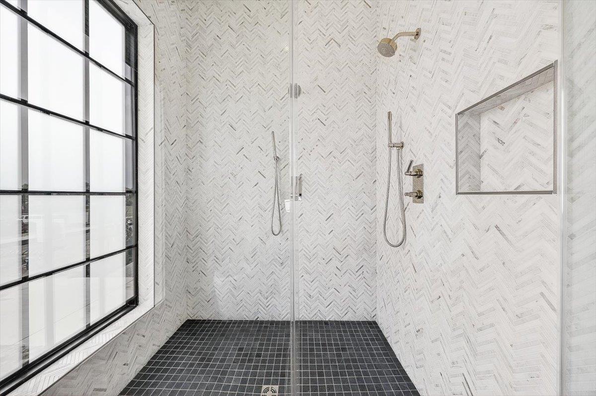 2nd Queen Bathroom, 1st Floor