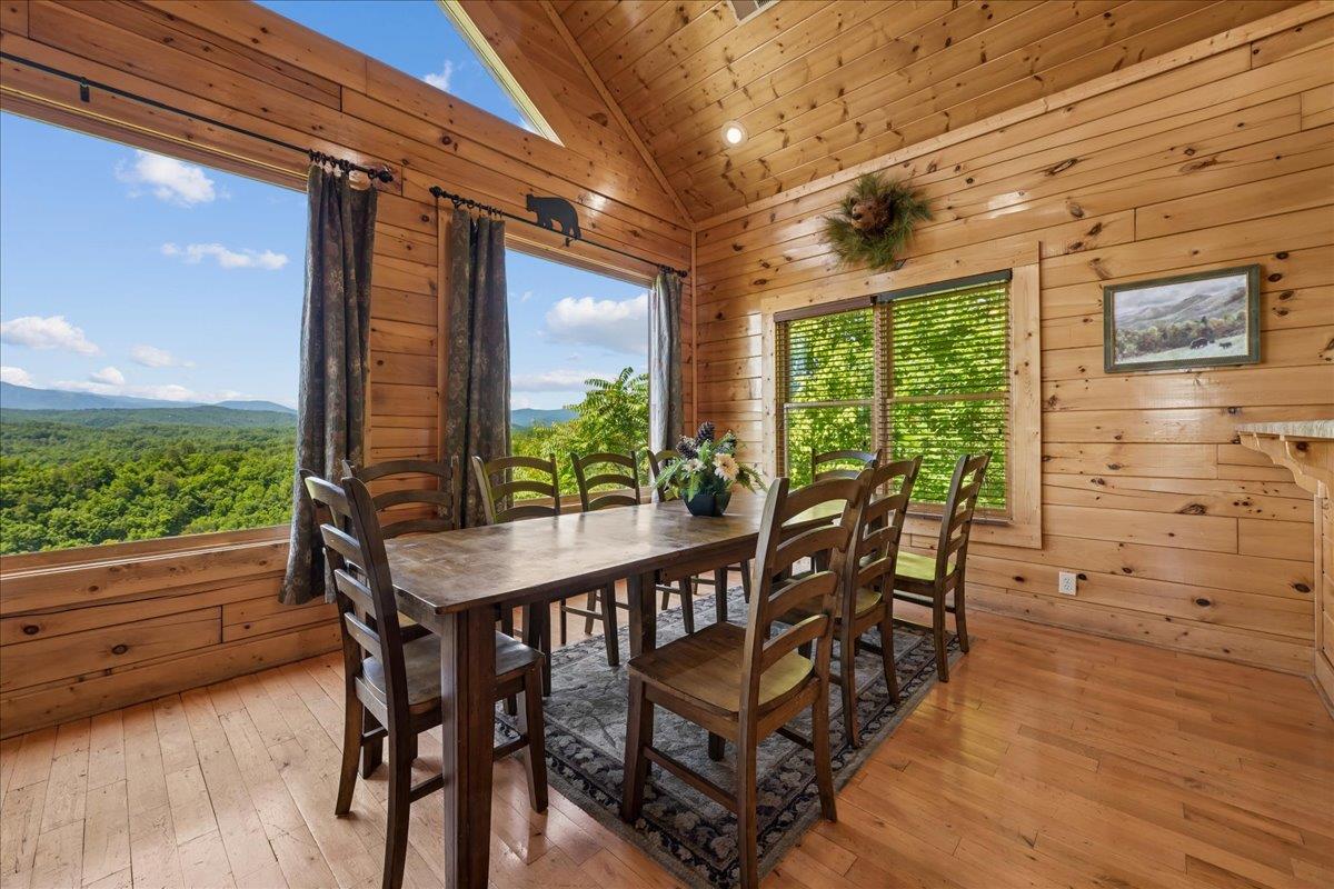 23Dining Area