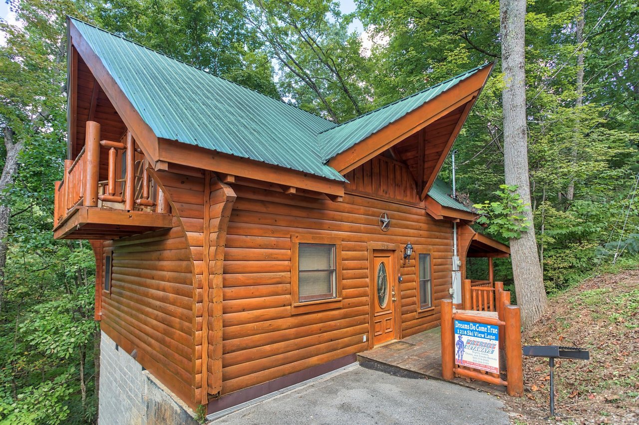Entry and front porch at Dreams Do Come True, a 1bedroom cabin rental located in Pigeon Forge