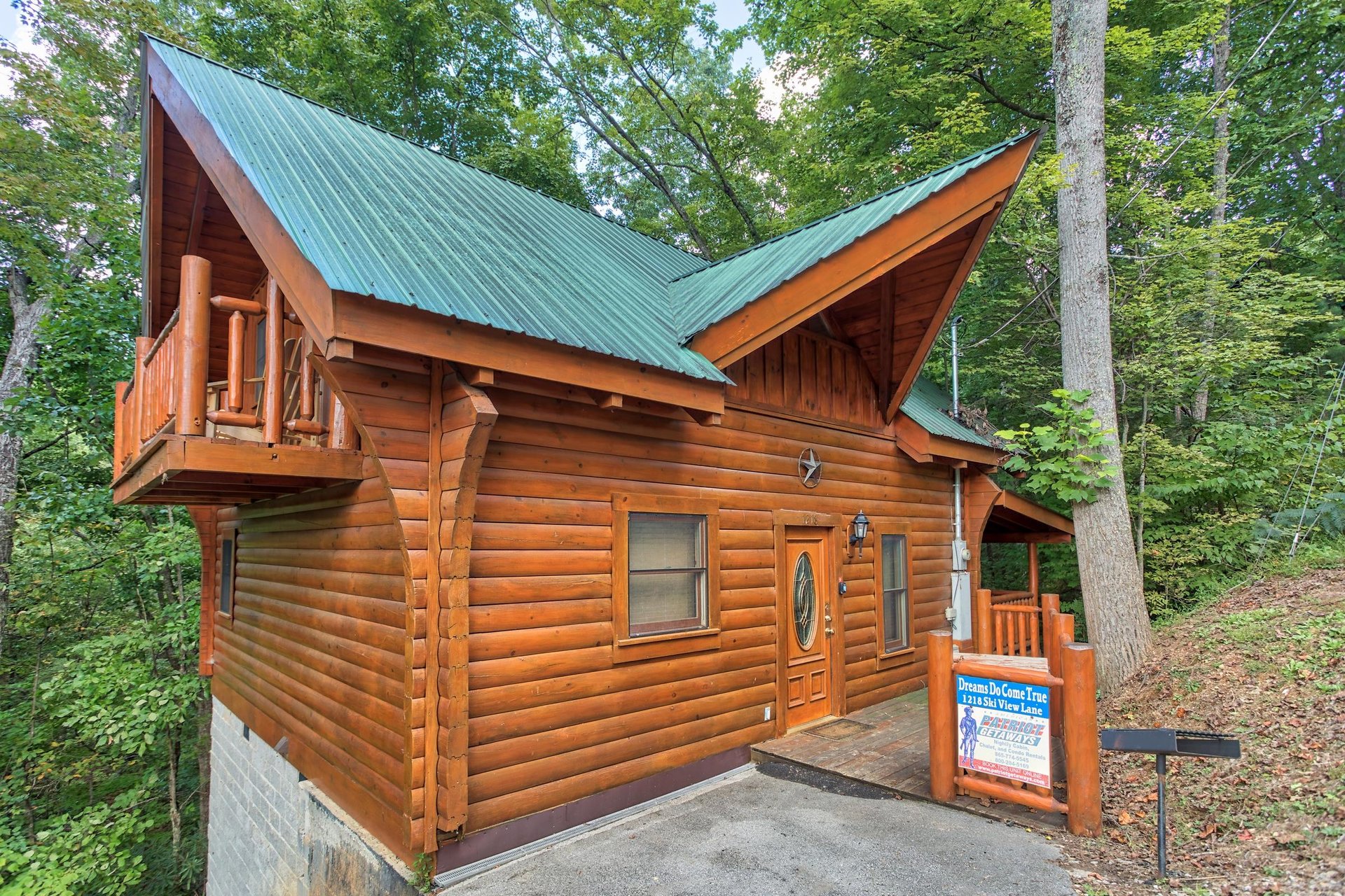 Entry and front porch at Dreams Do Come True, a 1bedroom cabin rental located in Pigeon Forge