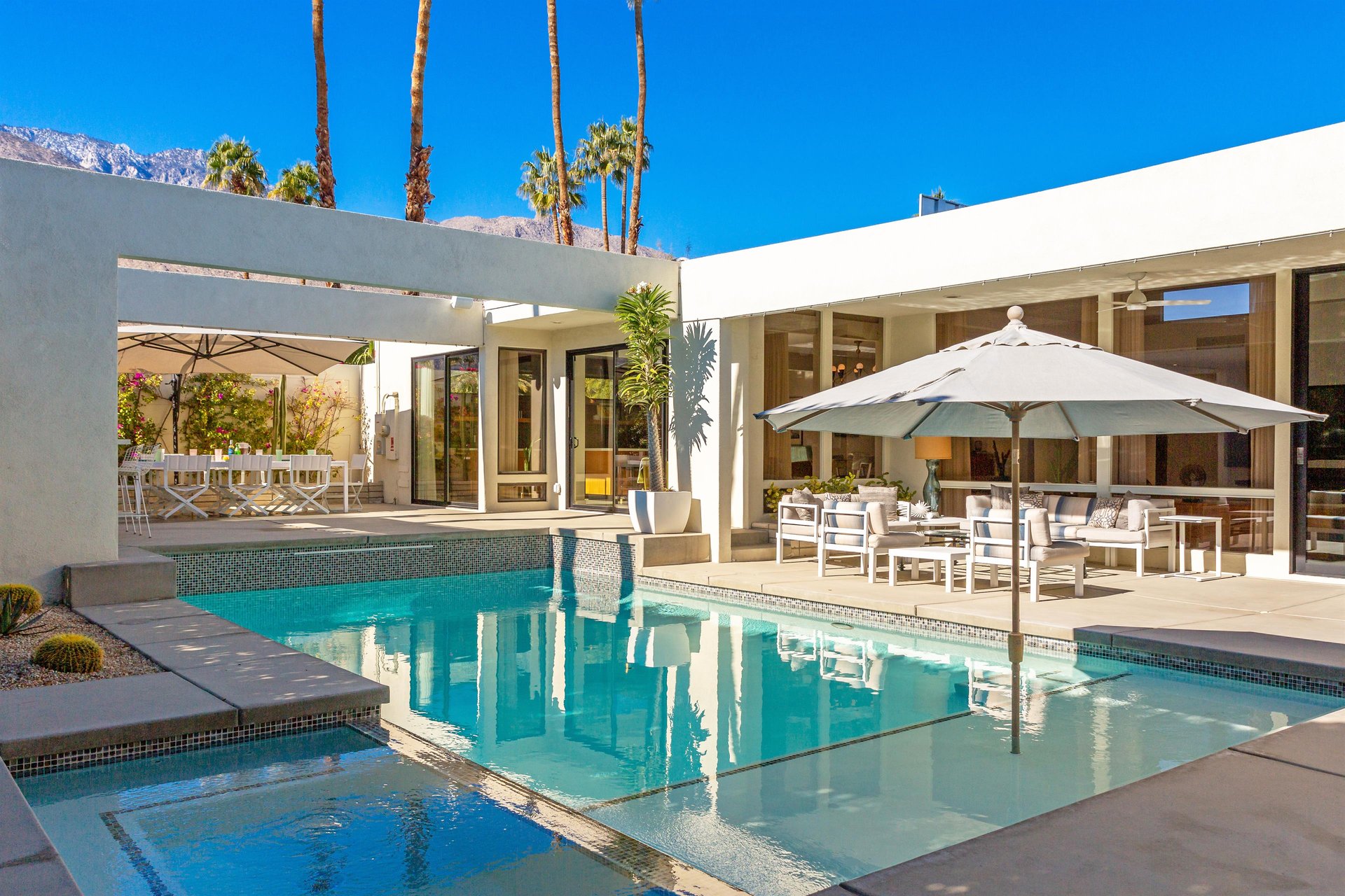 In pool tanning shelf