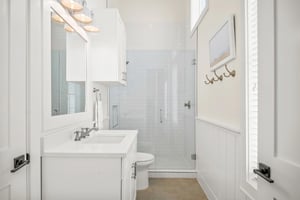 Shared Bathroom, 1st Floor