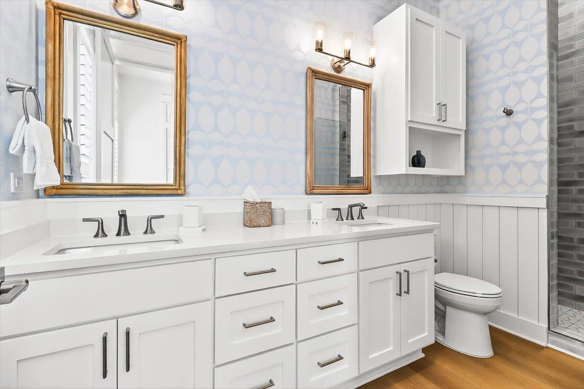 Third King Bathroom, 1st Floor