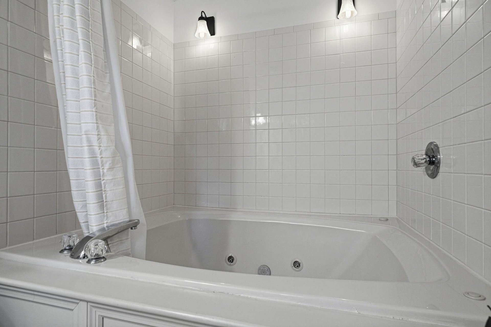 Slip into the spacious jetted tub after a day of exploring, draw the curtain, and let the warm water and soothing jets melt away your travel fatigue.