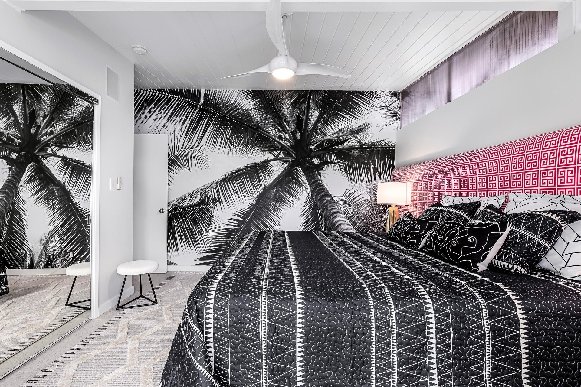 Eyecatching wallpaper