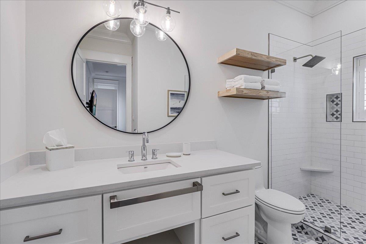 1st Floor, First King Bathroom