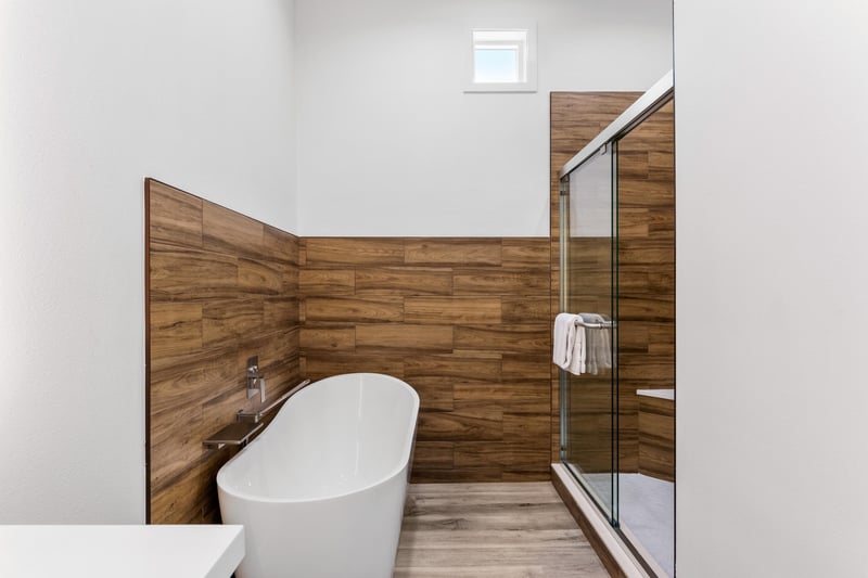 Primary bedroom en suite bath with bathtub