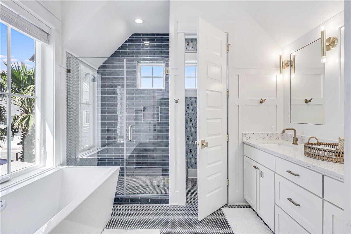 King Bathroom, 2nd Floor