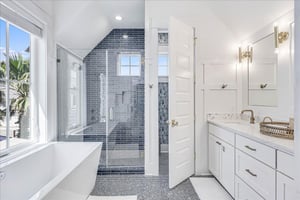 King Bathroom, 2nd Floor