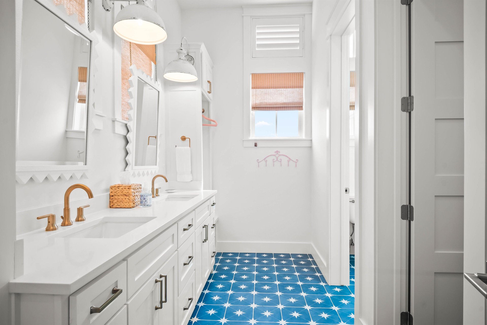 Bunk Bathroom, 1st Floor
