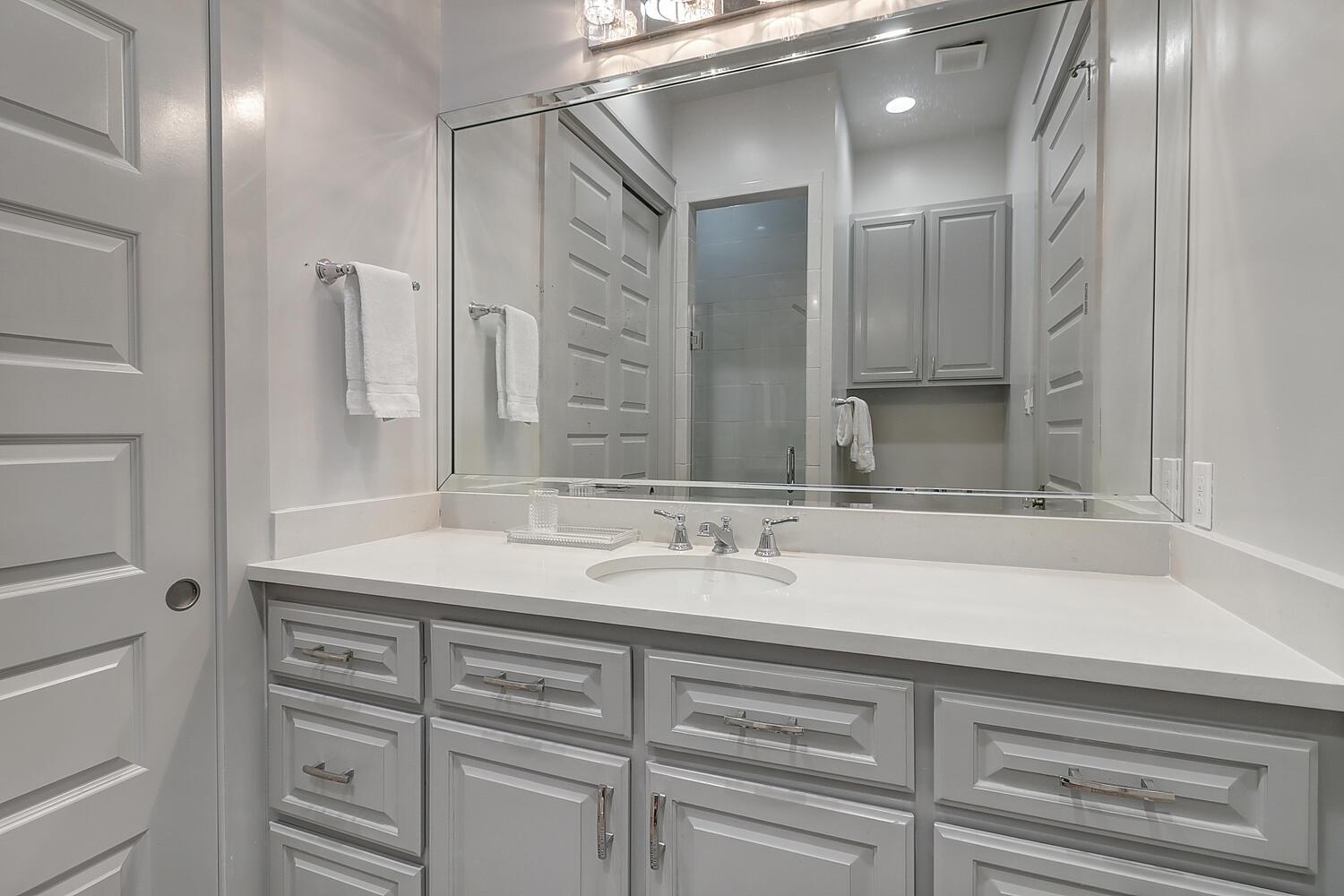 Third King Bathroom, 1st Floor