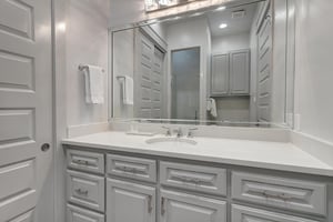 Third King Bathroom, 1st Floor