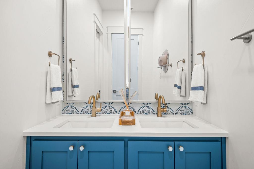 Primary King Bathroom, 2nd Floor