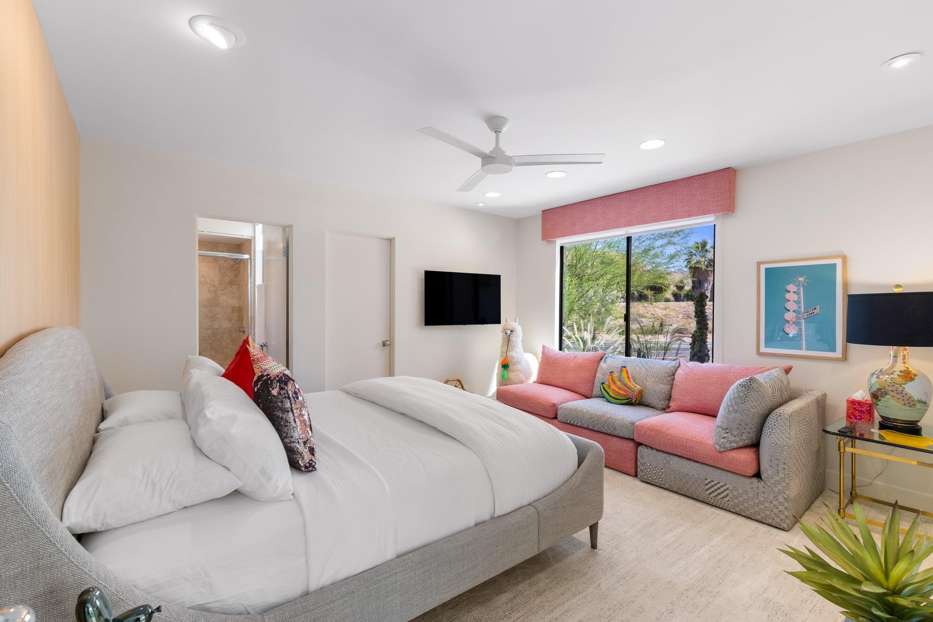 Queen size bed, flatscreen TV, and ensuite bathroom.