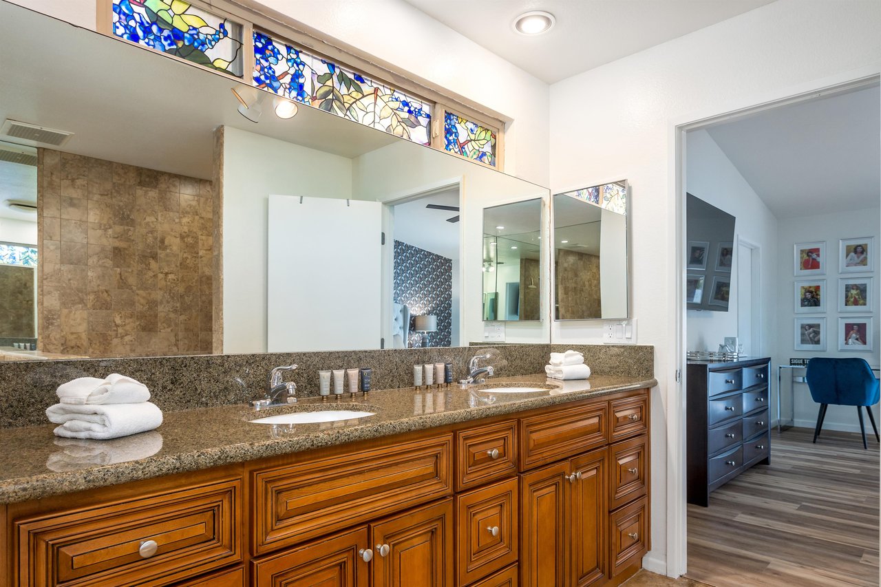 Ensuite bath with double vanity