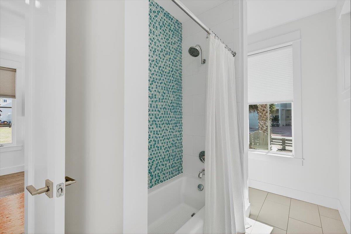 Second King Bathroom, 1st Floor