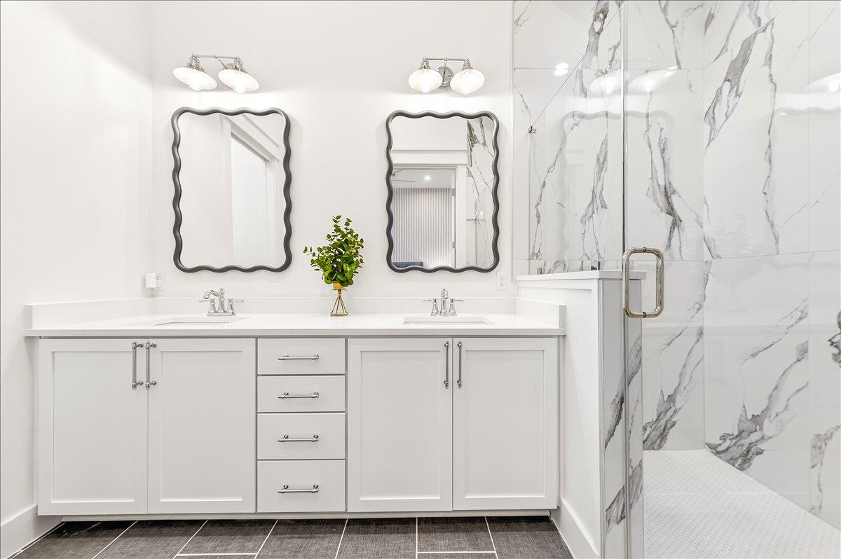 1st Floor, King Bathroom