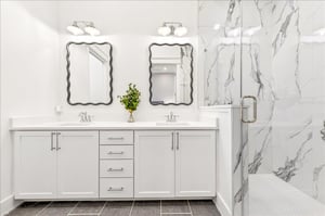 1st Floor, King Bathroom