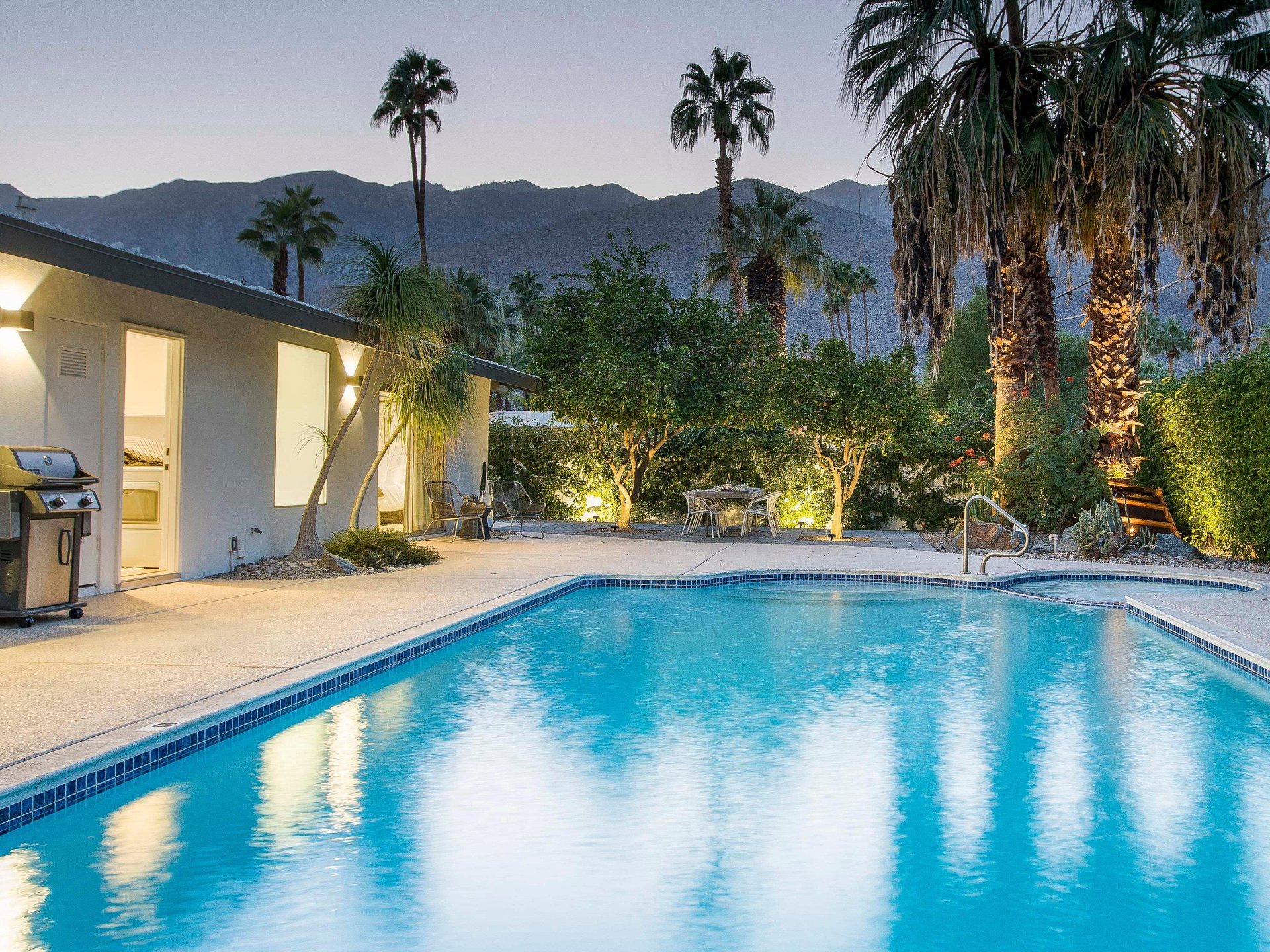 Fabulous resortstyle pool yard
