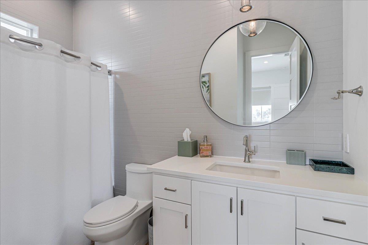 Second King Bathroom, 2nd Floor