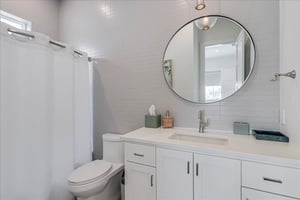 Second King Bathroom, 2nd Floor